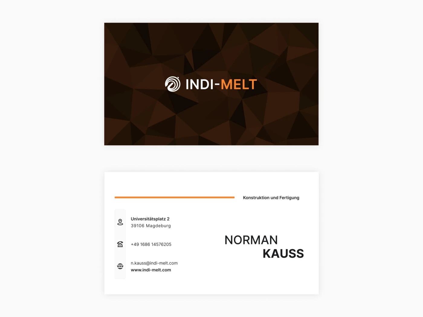 Eine Visitenkarte für INDI-MELT mit einem geometrischen Muster in Brauntönen auf der Vorderseite und Kontaktinformationen auf der Rückseite. Die Rückseite zeigt den Namen "NORMAN KAUSS", die Adresse, Telefonnummer, E-Mail und Webadresse in einer sauberen, professionellen Layoutgestaltung.