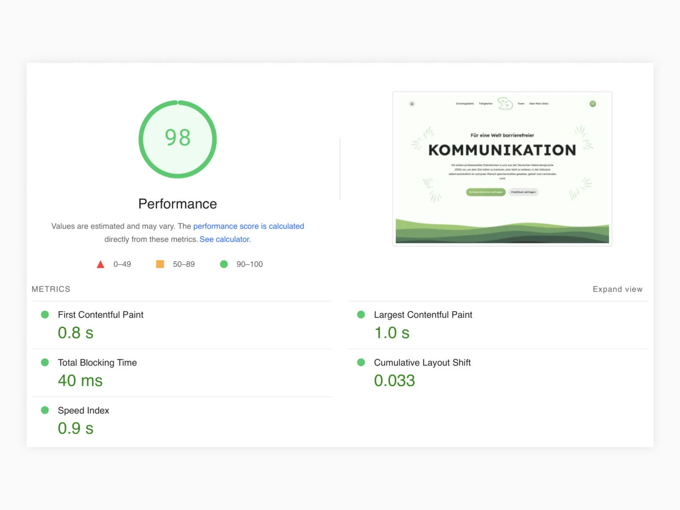 Das Bild zeigt einen Leistungsbericht einer Webseite, mit einem hohen Performance-Score von 98. Die Metriken beinhalten First Contentful Paint, Total Blocking Time, Speed Index, Largest Contentful Paint und Cumulative Layout Shift. Daneben ist eine Miniaturansicht der Webseite mit dem Titel "Für eine Welt barrierefreier KOMMUNIKATION" zu sehen.