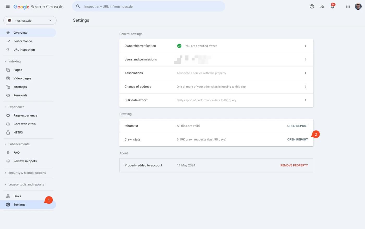 Das Bild zeigt die Einstellungen der Google Search Console für die Website "musnuss.de". Im linken Menü sind verschiedene Bereiche wie Übersicht, Leistung, URL-Inspektion, Indexierung, Seiten, Video-Seiten, Sitemaps, Entfernung, Nutzererfahrung, Seiten-Erfahrung, Core Web Vitals, HTTPS, Verbesserungen, FAQ, Review Snippets, Sicherheit und manuelle Maßnahmen, Legacy-Tools und Berichte, Links und Einstellungen aufgeführt.
Im rechten Bereich werden die allgemeinen Einstellungen angezeigt: Bestätigung der Inhaberschaft (Sie sind ein verifizierter Inhaber), Benutzer und Berechtigungen, Verknüpfungen, Adressänderung und Massenexport von Daten. Unter dem Abschnitt Crawling wird angezeigt, dass die Datei robots.txt gültig ist und es in den letzten 90 Tagen 6,19K Crawl-Anfragen gab. Diese Informationen können über "Open Report" detailliert eingesehen werden.
Zusätzlich wird angegeben, dass die Eigenschaft am 11. Mai 2024 zum Konto hinzugefügt wurde. Es gibt auch die Option, die Eigenschaft zu entfernen.